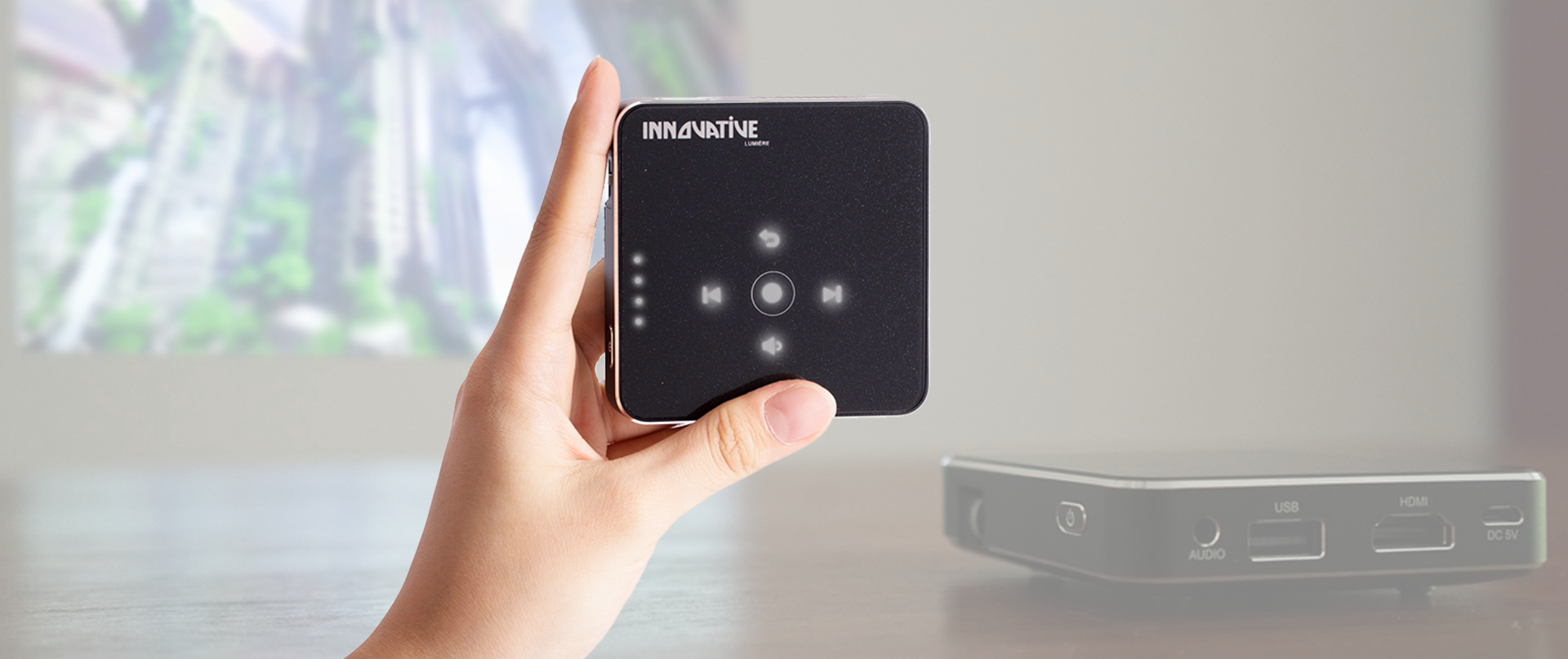 Innovative-lumiere-mini-projector-is-small-and-powerful