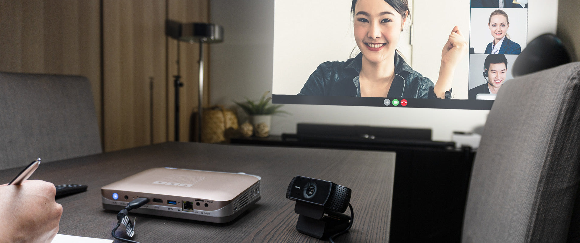 Proyektor short throw DS9 4K yang inovatif - kompatibel dengan webcam USB