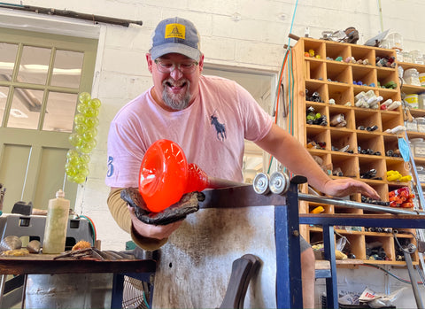 Dan Jennings sculpts a large solid glass bowl in the Swedish style