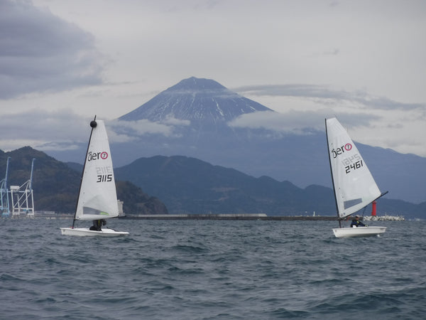 2艇のAEROの間に富士山と新年らしい1枚です。