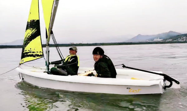 博多湾はアクセスも良くセーリングに最適な大きさで、大きな波もなく沢山の島があり自然を楽しみながら気軽にセーリングができる場所です♪