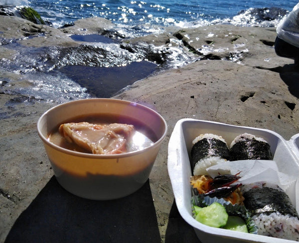 稲村ヶ崎に着いたら、お昼はかす汁とおにぎりで腹ごしらえ。