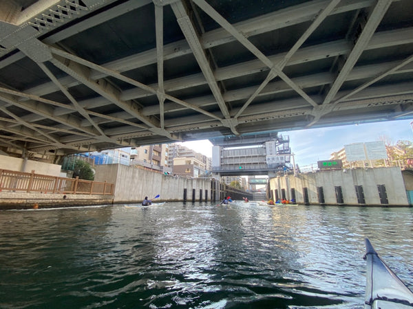 扇橋閘門は東京のミニパナマ運河とも呼ばれてるみたいで、東西の水位差を調節して船の通行を可能にしてくれてます。