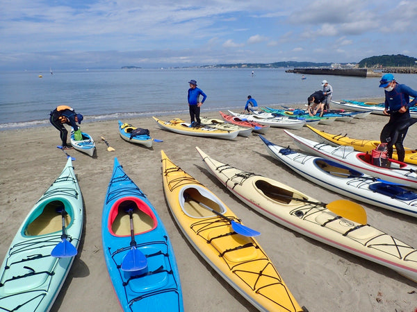 今回は尾ヶ島シュノーケリングツアー 朝は色とりどりのカヤックが砂浜に並べられます。