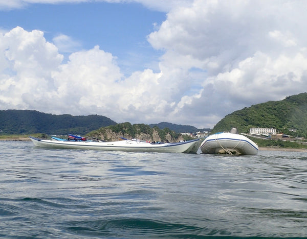 尾ヶ島は、長者ヶ崎沖に浮かぶ岩礁で、カヤックを引き上げるのも一苦労。 上がってしまえば、広さはテニスコート1面分くらいあるでしょうか、ゆっくり過ごすこと過ごすことができます。