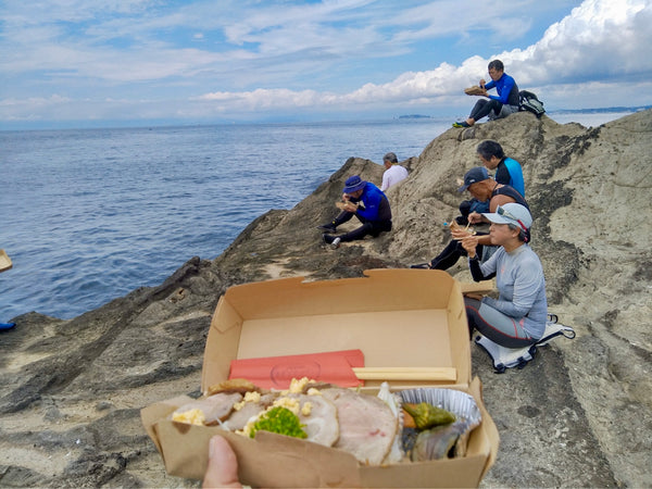 今回は、カヤック半分を陸揚げし、後の半分は沖がかりで泳いで上陸。 夏ならではの方法です。