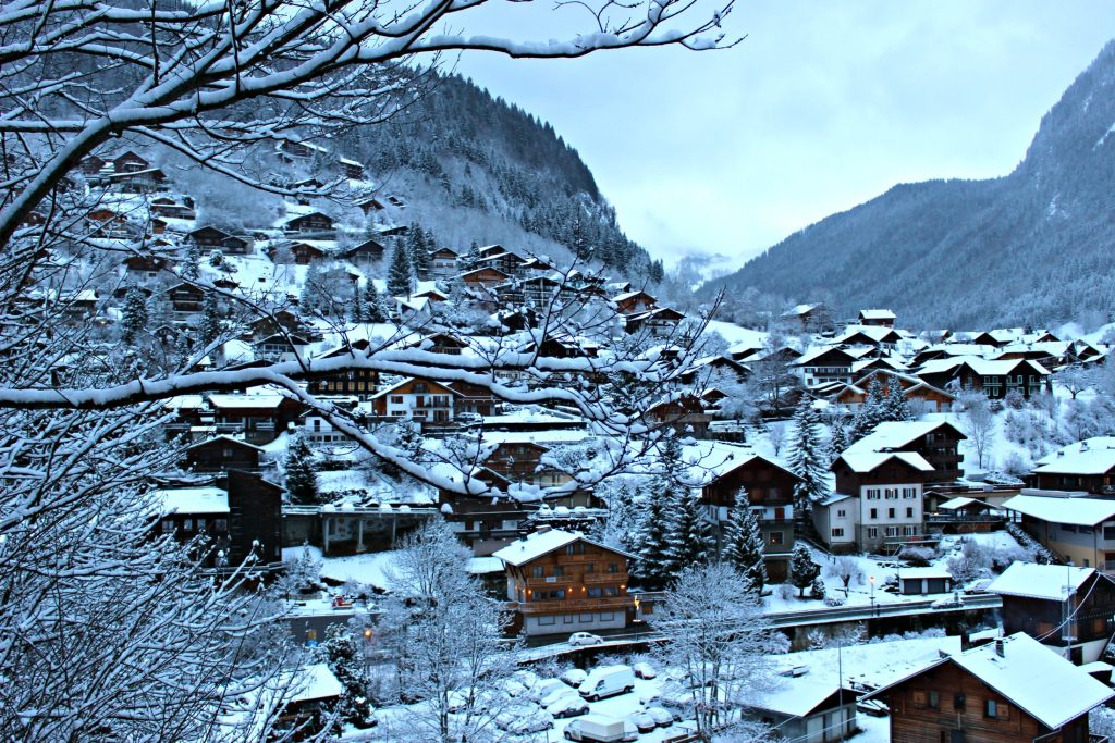 French beauty must-haves when skiing the French Alps via @agirlsgottaspa