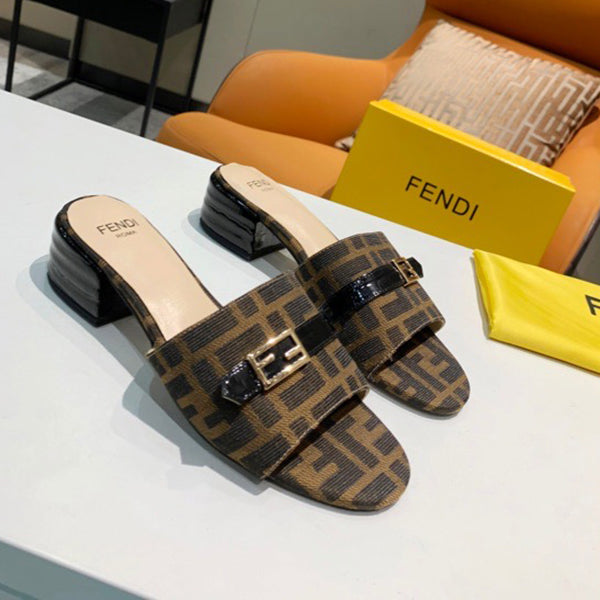 FENDI Flat bottom sandals are fashionable. Wear non slip flat sandals outside