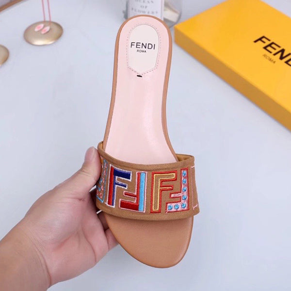 FENDI Flat bottom sandals are fashionable. Wear non slip flat sandals outside