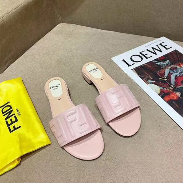 FENDI Flat bottom sandals are fashionable. Wear non slip flat sandals outside