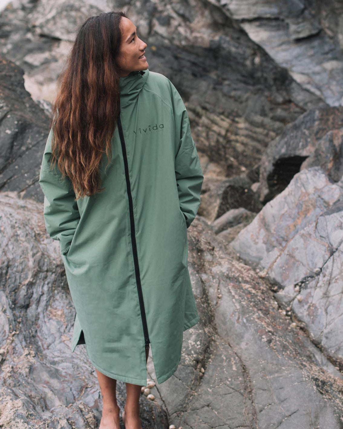 https://cdn.shopify.com/s/files/1/0476/2370/0647/files/1.Waterproof_Changing_Robe_Sherpa_Aventurine_Green_Woman_4x5_a1223239-4fb0-47c0-9fd4-67b962ab3b6e.jpg?v=1698420683