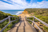 Spannbild Holztreppe Zum Einsamen Strand Hochformat Crop