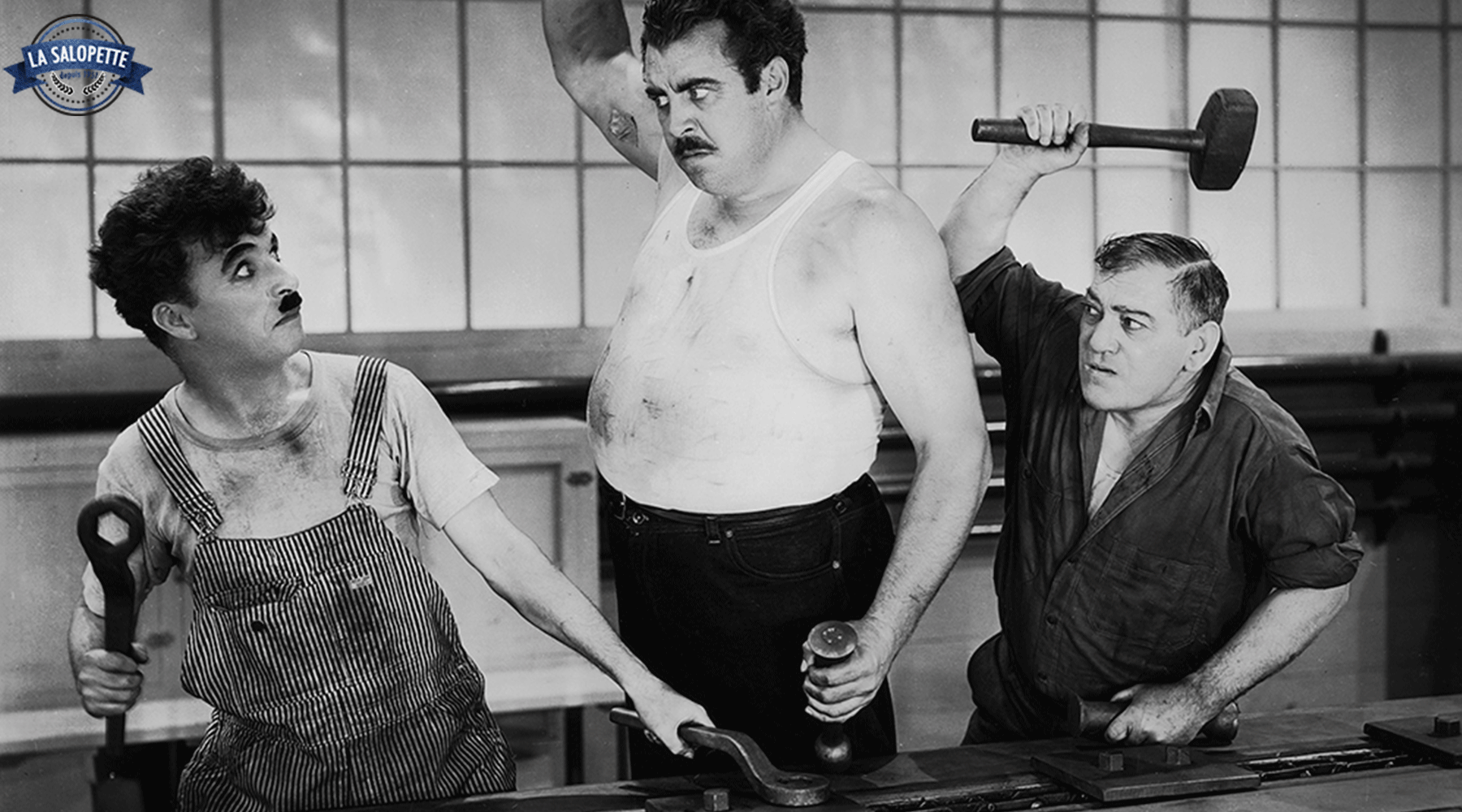 Charlie Chaplin i overalls