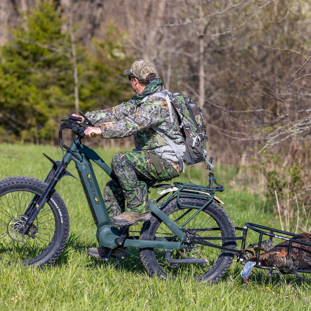 Un chasseur utilise sa remorque de vélo électrique QuietKat pour transporter des dindes.