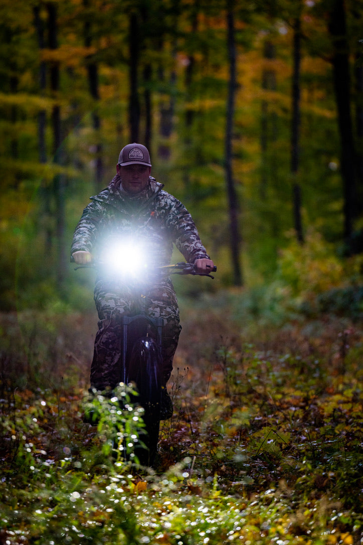 Bright White Lumens | Dual 600-lumen white lights provide enhanced visibility during low-light conditions, promoting safety and prolonging your ride duration.