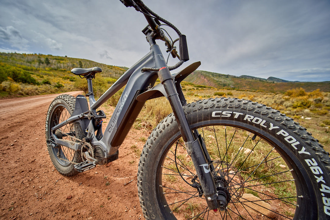 Full-Suspension Design | Tailored for full-suspension models, it shields both the rider and the bike components from exposure to mud and grit during rides.