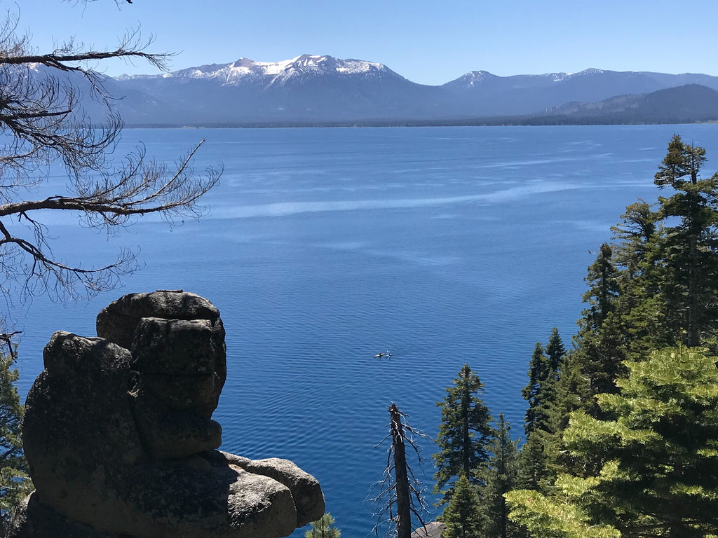 Vue sur le lac Tahoe depuis le sentier Rubicon