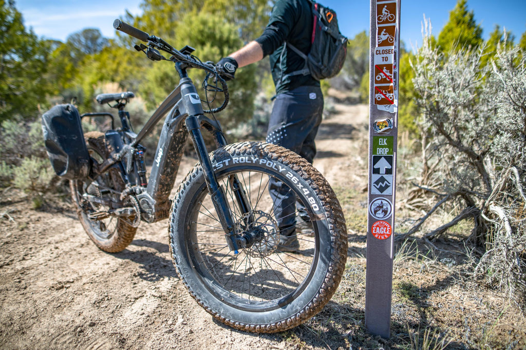 Un cycliste se tient près de son vélo électrique JEEP commandé par l'accélérateur QuietKat à Eagle, Co.