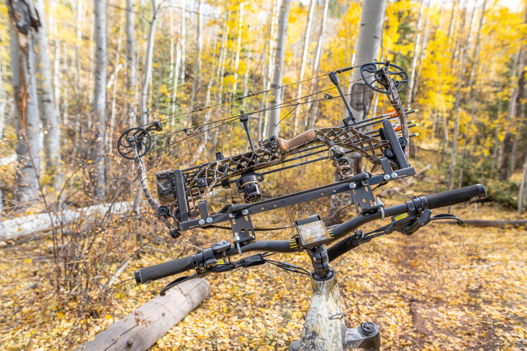 Gros plan d'un vélo électrique de chasse QuietKat avec guidon Rhino grips tenant un arc