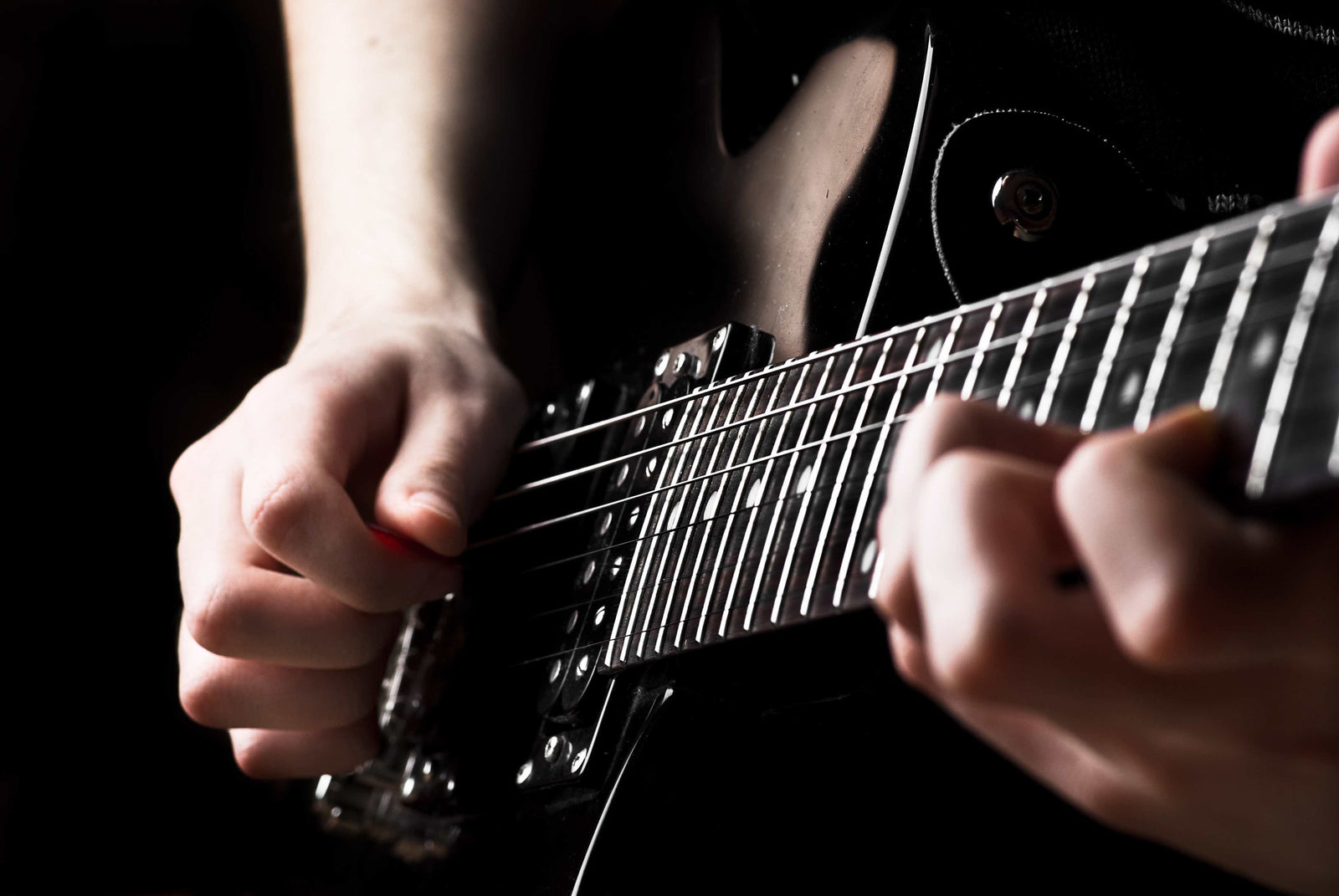 Игра на рок гитаре. Электрогитара в руках. Гитара в руках. Гитарист. Игра на электрогитаре.