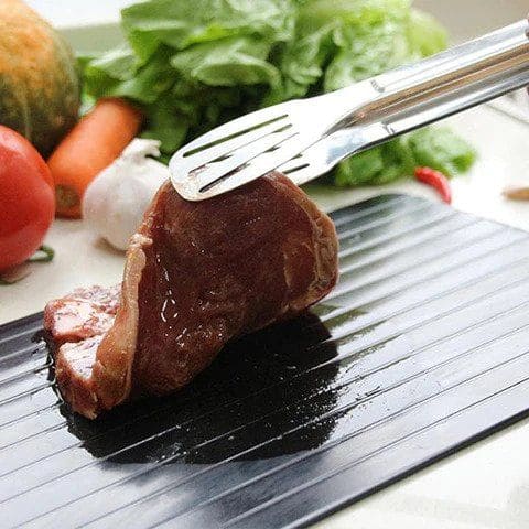 carne descongelada na tábua de descongelar alimentos
