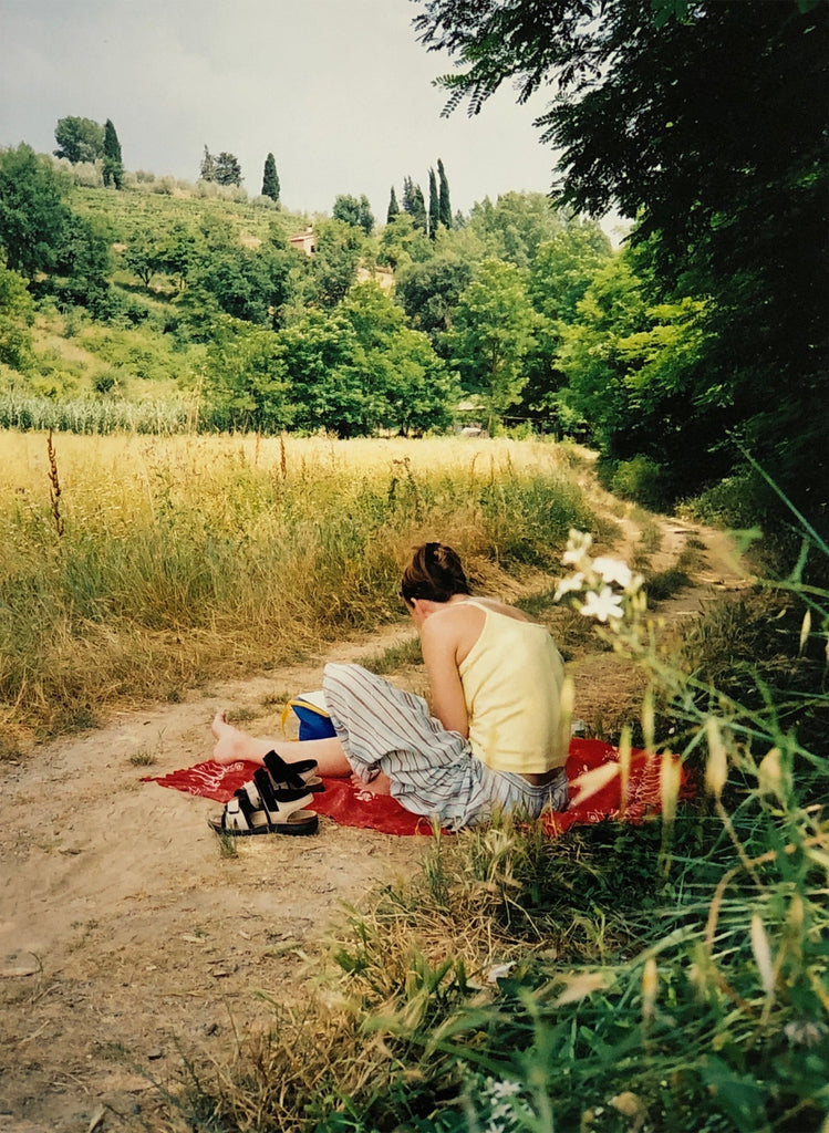Artist Joanne Short painting in the Italian landscape