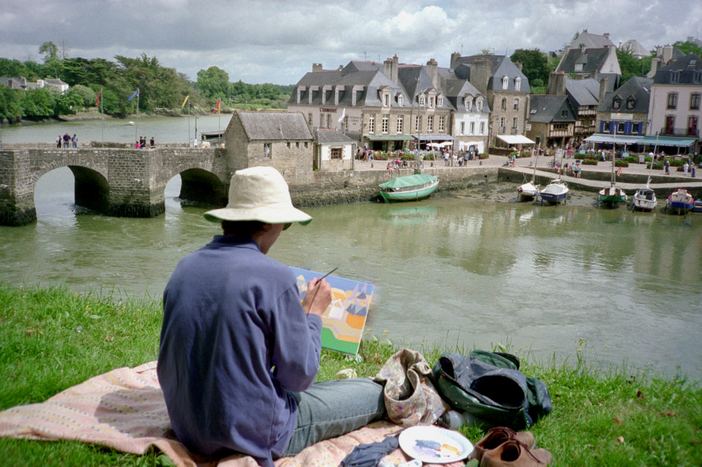 Photograph of artist John Dyer painting in Brittany in 1998