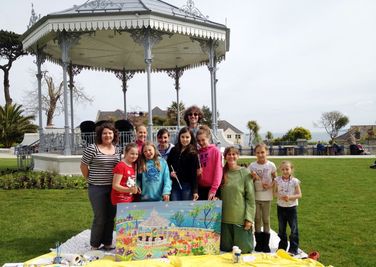 John Dyer at Gyllyngdune Gardens running a community painting project