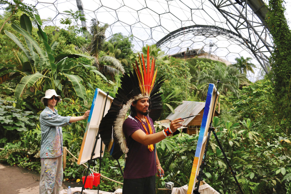 Artist John Dyer and Amazon Indian Nixiwaka Yawanawá painting at the Eden Project in 2015