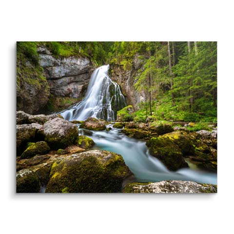 Wandbild mit bewegtem Wasserfall in den Bergen by ARTMIND