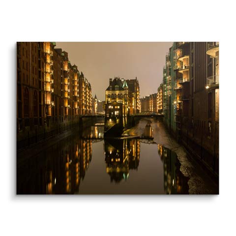 Wandbild der Hamburger Speicherstadt bei Nacht von ARTMIND