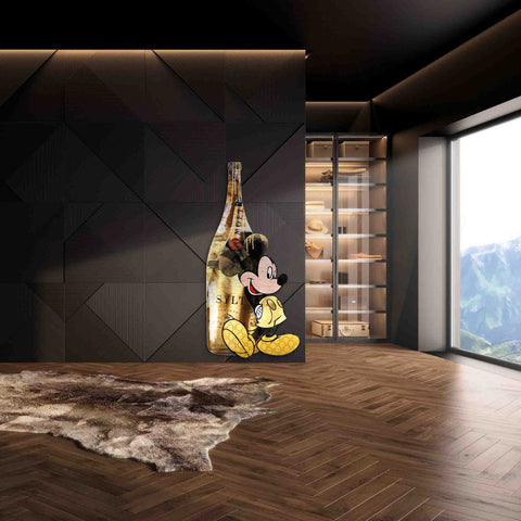 Tableau mural de forme libre avec Mickey et une bouteille de Moet dorée - un artwork d'ArtMind