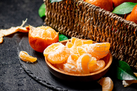 Teller mit frischen Mandarinen.