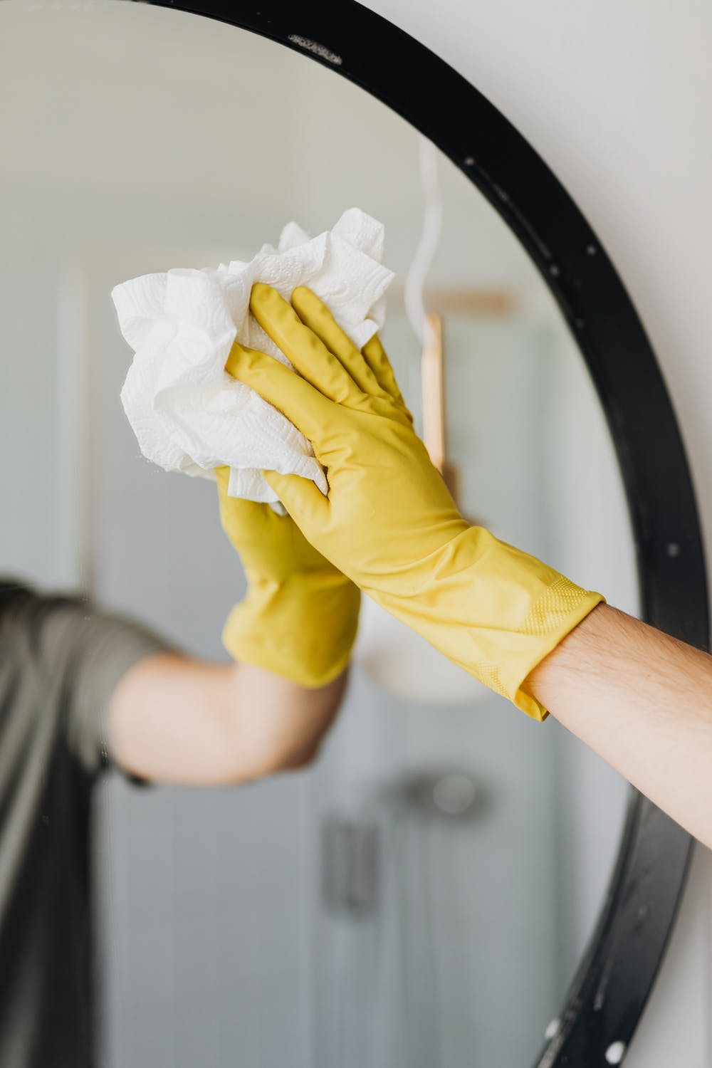 7 Tips On Cleaning Mirrors - Majestic Glass