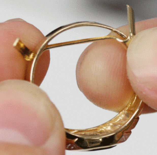 Ли уменьшить золотое кольцо. Резинка для кольца для уменьшения размера. Регулятор размера кольца. Уменьшение размера кольца шарика. Уменьшитель размера кольца силиконовый.