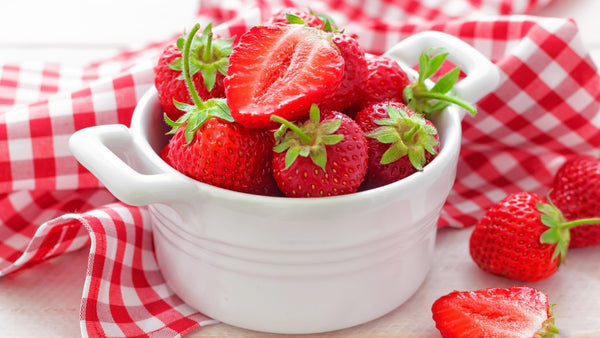 Fraises dans un bol blanc