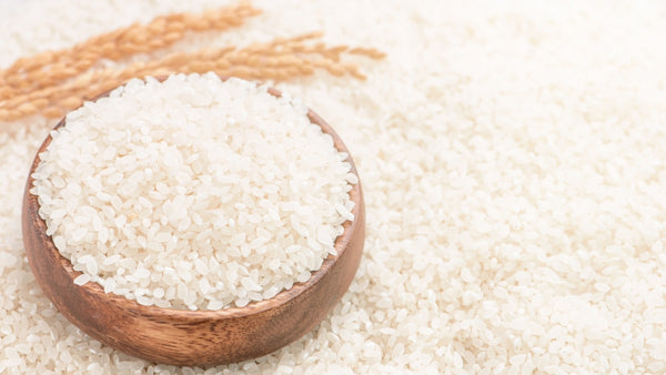 Ungekochter weißer Reis
