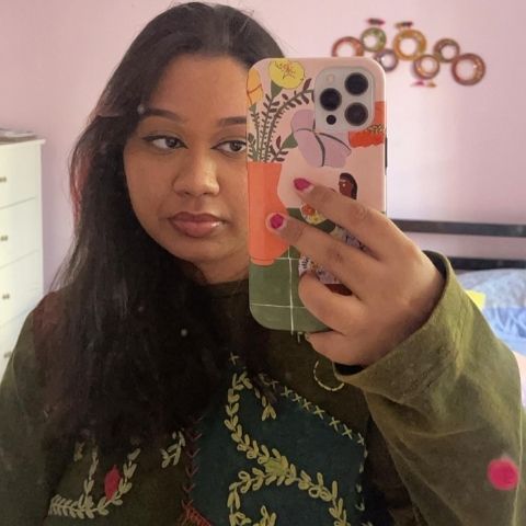 Fabliha Anbar taking a mirror selfie