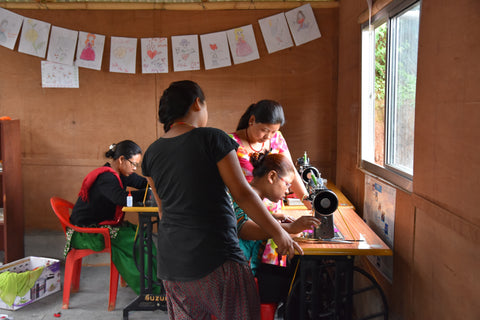 Hope is Life Nepal Frauen Nähen Binden