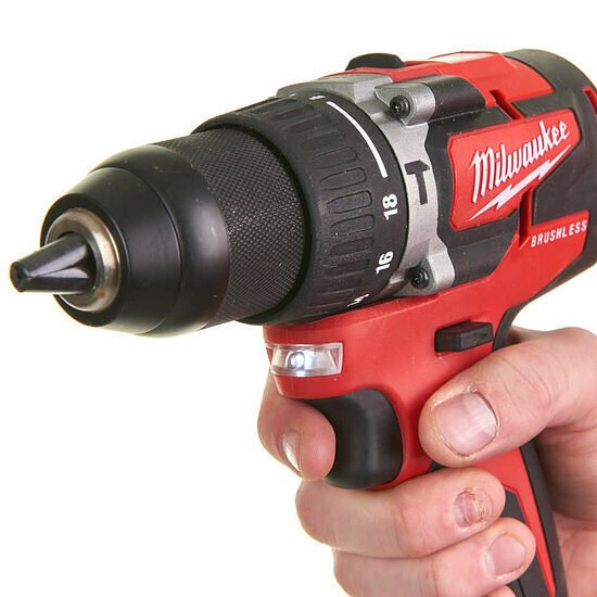 Milwaukee M18 CBLPD-422C 18V accu klopboor-/schroefmachine set (1x 4.0Ah en 1x 2.0Ah accu+lader) in