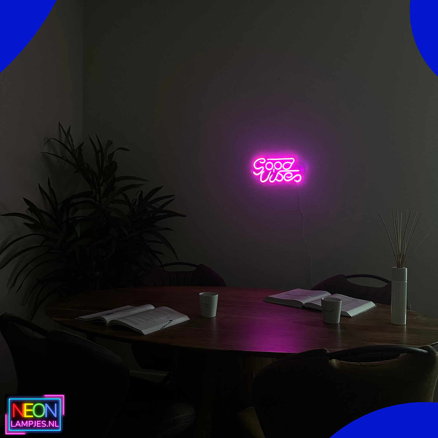 Neon Lamp - Good Vibes Roze - Incl. Ophanghaakjes - Neon Sign - 18 x 33 cm