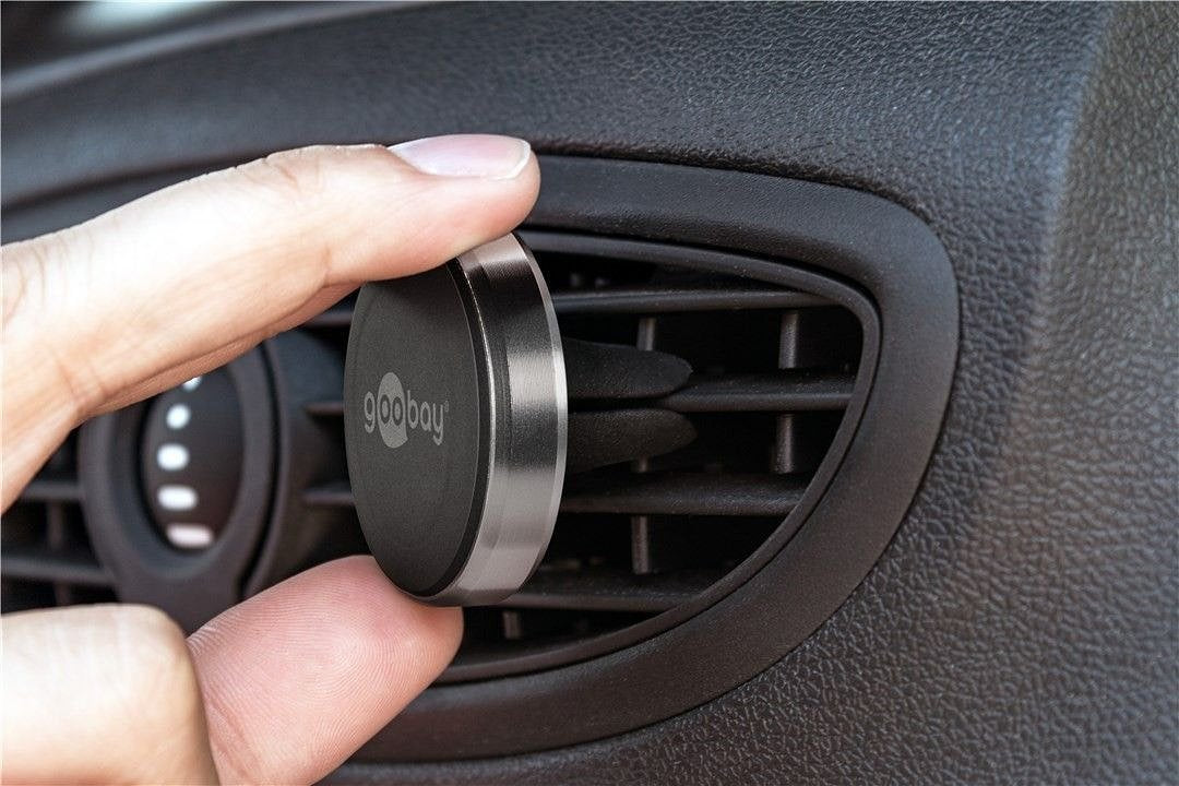 Universal smartphone magnet holder set - for simple and secure attachment in the vehicle