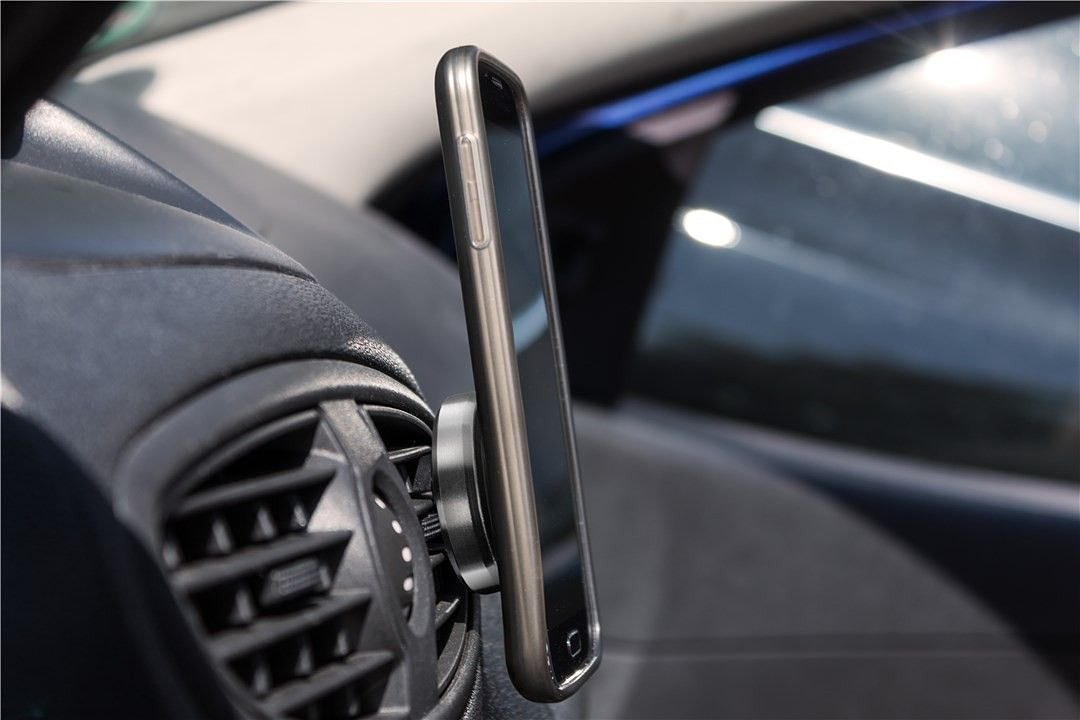 Universal smartphone magnet holder set - for simple and secure attachment in the vehicle