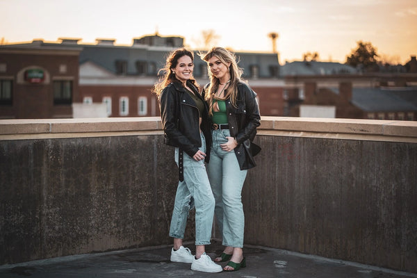 2 femmes avec des blouson en simili-cuir