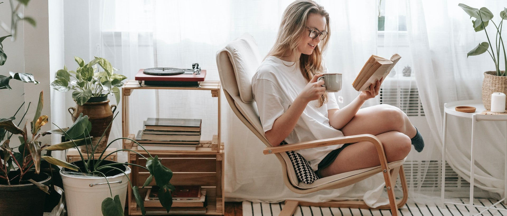 femme avec un T-shirt basique femme