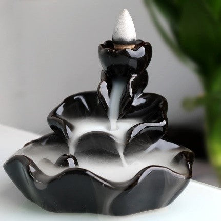 The artfully crafted design of the incense burner 