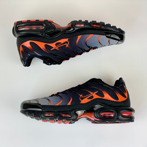 nike black and orange tns