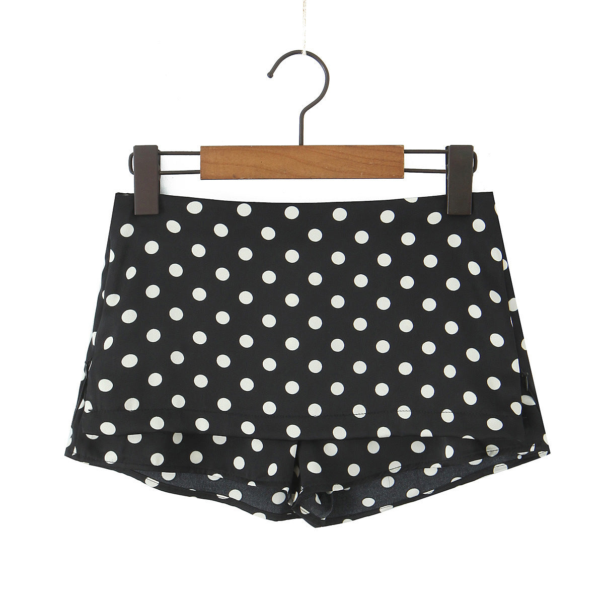 Product Image for Naisten shortsit moderneilla pilkkukuoseilla ja joustavalla vyötäröllä Luvik, Mustavalkoinen pilkullinen / S