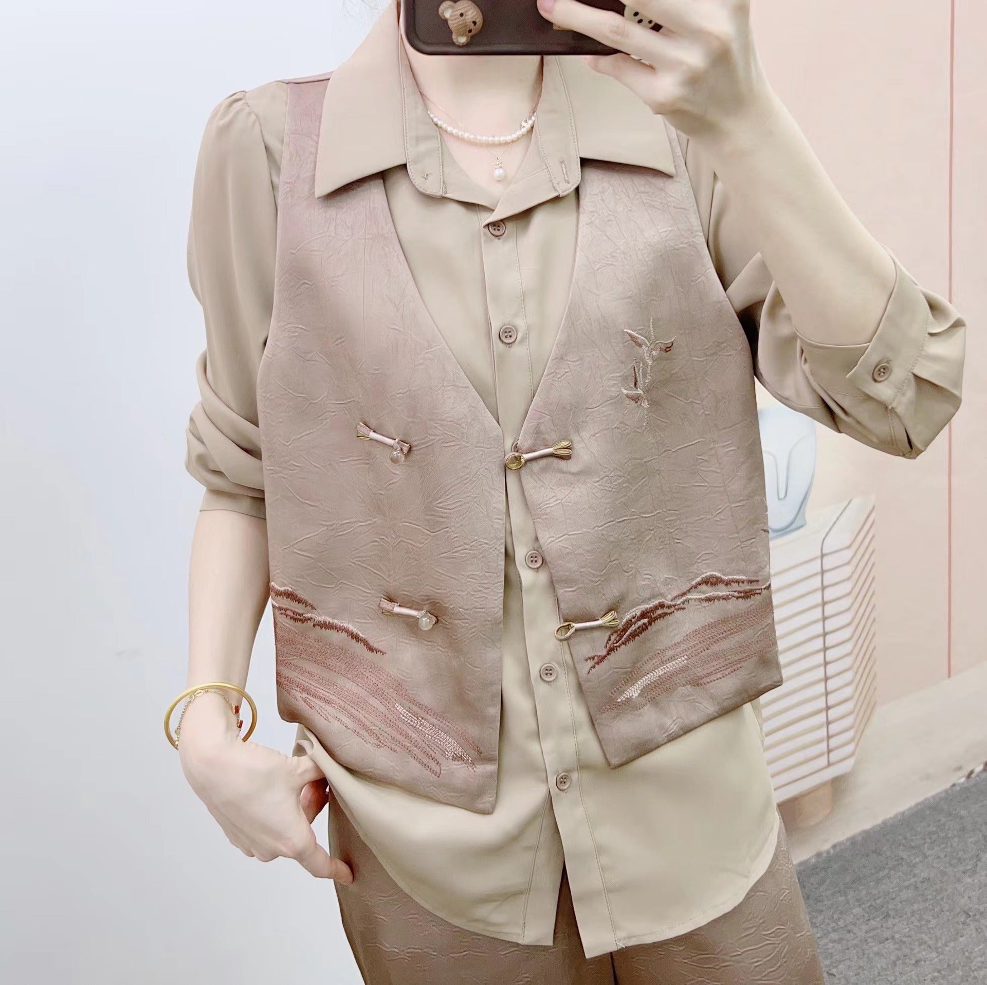 Product Image for Naisten tyylikäs liivi taiteellisella muotoilulla ja tyylikkäillä yksityiskohdilla Luvik, Khaki / M