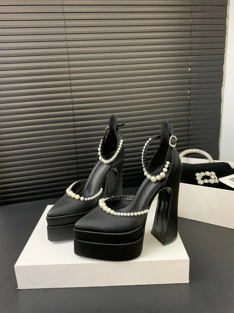 Product Image for Luvik | Älä taistele korkeiden korkojen kanssa, Stiili 3 - Musta helmi / 36